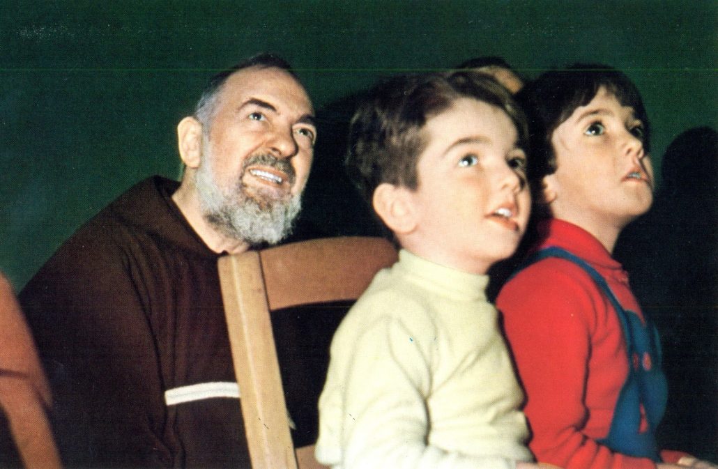 Padre Pio Un Millón de NIños Rezan el Rosario